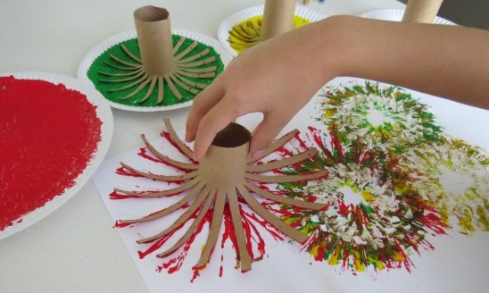 Thay bút lông bằng những chiếc 'bút' đặc biệt này, con bạn sẽ thích mê khi nghịch với màu